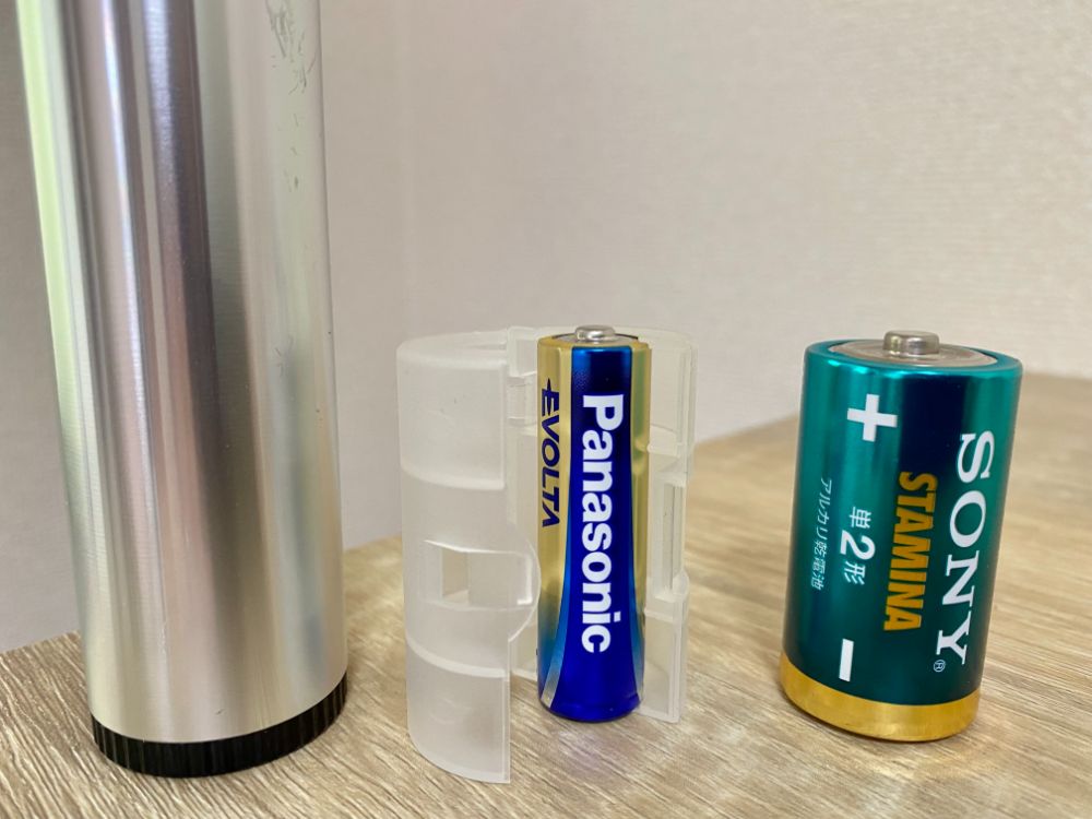 IZD-C289と電池。単二電池、または電池スペーサーで単三電池も使用可能