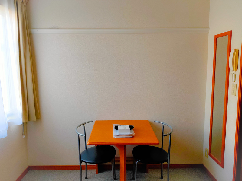 レオパレスの部屋。テーブル・椅子と姿見。